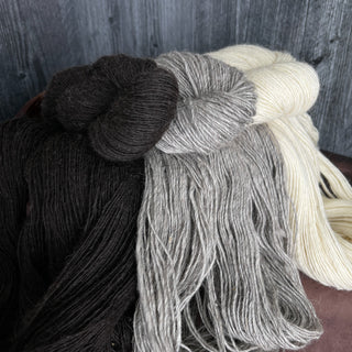 Black Fingering Weight Lamb Wool Yarn 450 yards Icelandic Lamb Wool Yarn Montana - Copia Cove