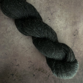 Black Fingering Weight Lamb Wool Yarn 450 yards Icelandic Lamb Wool Yarn Montana - Copia Cove