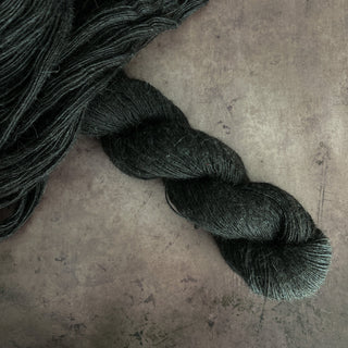 Black Fingering Weight Lamb Wool Yarn 450 yards Icelandic Lamb Wool Yarn Montana - Copia Cove