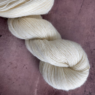 White Fingering Weight Lamb Wool Yarn 450 yards Icelandic Lamb Wool Yarn Montana - Copia Cove