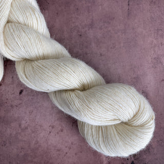 White Fingering Weight Lamb Wool Yarn 450 yards Icelandic Lamb Wool Yarn Montana - Copia Cove