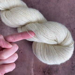 White Fingering Weight Lamb Wool Yarn 450 yards Icelandic Lamb Wool Yarn Montana - Copia Cove