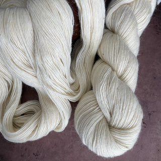 White Fingering Weight Lamb Wool Yarn 450 yards Icelandic Lamb Wool Yarn Montana - Copia Cove